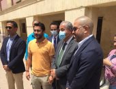 أحمد حسن والناخبون يلتقطون صورا مع وزير التموين أمام اللجنة الانتخابية