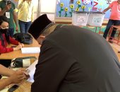 راعي الكنيسة الكاثوليكية بالغردقة يدلى بصوته بلجنة مدرسة مصطفى كامل (صور)