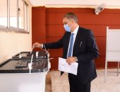 صور.. وزير شئون المجالس النيابية يدلى بصوته فى انتخابات الشيوخ بالقاهرة الجديدة
