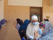 توزيع الكمامات على الناخبين داخل اللجان الانتخابية بمحافظة بنى سويف (صور)