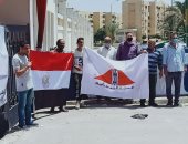 مواطنون يحملون علم مصر أمام لجان زايد بعد التصويت في انتخابات الشيوخ.. صور 