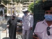 الشرطة تساعد مسنة للوصول للجنتها بالزيتون للمشاركة فى الانتخابات