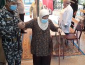 صور.. عجوز بالعكاز بالمنوفية: يا شباب شاركوا بقوة علشان البلد