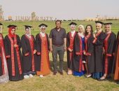 رئيس جامعة أسوان يلتقط صورا تذكارية مع طلاب العلوم أثناء التخرج.. صور