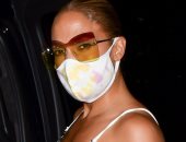 شاهد.. أيقونة الموضة جينفر لوبيز تظهر بالكمامة فى مانهاتن