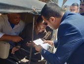 رئيس لجنة يخرج لمساعدة مريض بلجنة الشهيد عربانو فى السرو بدمياط.. صور