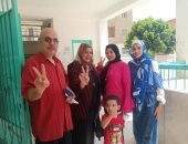 صور.. أول مأذونة بمصر تصطحب أسرتها للتصويت في انتخابات الشيوخ