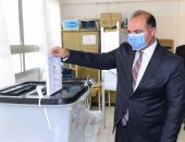 رئيس البورصة يدلى بصوته بانتخابات الشيوخ بلجنة القاهرة التجريبية بالتجمع