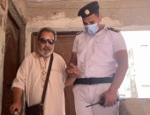 صور.. أمن القاهرة يلبى استغاثة كفيف وينقله للجنته الانتخابية