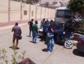 "مياه الشرب" بأسوان توفر أتوبيسات لمساعدة العاملين للإدلاء بأصواتهم.. صور