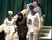 والدة الشهيد الرائد مصطفى يسرى تدلى بصوتها فى مدرسة تحمل اسمه بمصر الجديدة