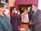 محافظ أسيوط يتفقد لجان انتخابات مجلس الشيوخ بمسقط رأس جمال عبد الناصر.. صور