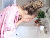 6 أخطاء لازم تتجنبيها لو بشرتك دهنية.. الماء الدافئ وزيادة التقشير أخطرها