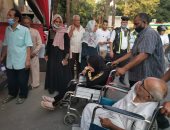 مسن من ذوى الاحتياجات يخرج من المستشفى للإدلاء بصوته بالزمالك