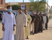 طوابير من السيدات والرجال على لجان الإدارة الصحية بإسنا فى الساعات الأخيرة 