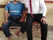 "بولا" من ذوى الاحتياجات الخاصة يحمله صديقه للإدلاء بصوته فى قنا.. صور