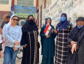 قومى المرأة بدمياط يتابع سير الانتخابات ويساعد كبار السن فى دخول اللجان.. صور
