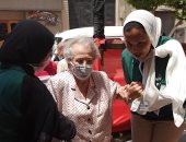  مساعدة كبار السن للتصويت فى انتخابات مجلس الشيوخ بلجان عابدين.. صورة