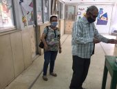 تخصيص موظف لمساعدة الناخبين فى معرفة أرقام اللجان بالعجوزة