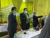 صور.. محافظ الإسكندرية يتابع فرز الأصوات بانتخابات الشيوخ من داخل اللجنة العامة