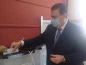 نقيب المهندسين أثناء إدلائه بصوته في انتخابات الشيوخ: خطوة لعصر ديمقراطى