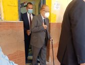 صور.. كمال الجنزورى يصوت بانتخابات الشيوخ فى لجنة بمصر الجديدة