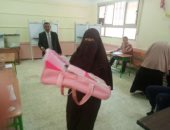 ناخبة تصطحب رضيعتها أثناء الإدلاء بصوتها في انتخابات الشيوخ ببنها.. صور