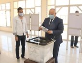 رئيس جامعة القاهرة يُدلى بصوته فى انتخابات مجلس الشيوخ ويؤكد: فرض عين