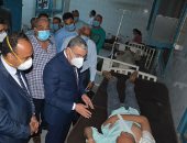 صور.. محافظ المنيا يطمئن على مصابى حادث تصادم سيارتى ميكروباص