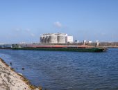 ميناء دمياط ينقل شحنة من القمح إلى صوامع إمبابه عبر نهر النيل (صور)