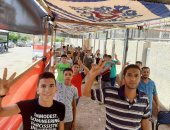 صور.. شباب 15 مايو يشيرون بعلامات النصر أمام لجان انتخابات مجلس الشيوخ