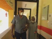 مسن بأسوان: مش مهم اختار مين الأهم أشارك بصوتى فى الانتخابات.. صور