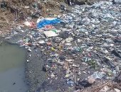 سيبها علينا.. شكوى من تراكم القمامة بمصرف قرية الحوتة فى البحيرة