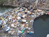 سيبها علينا.. شكوى من انتشار القمامة والمخلفات داخل ترعة بقرية التوفقية بحيرة
