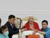 ملك تايلاند وزوجته يحتفلان بعيد ميلاد الملكة الأم