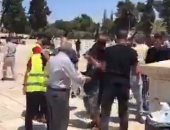 متطوعون يوزعون مصليات ومظلات شمسية خلال صلاة الجمعة بالمسجد الأقصى.. فيديو