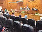 محافظ أسيوط: تكليف لجنة لحل مشكلة الإقبال الكبير على مرحلة رياض الأطفال