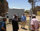 صور.. رئيس مدينة الطود يتابع أعمال خطة دعم القرى بأكشاك ومحولات الكهرباء