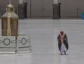 شاهد.. الشيخ سعود الشريم يسير وحيدا فى المسجد الحرام.. صور