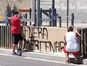 ارحلوا يا مرتزقة.. شاهد رسائل جماهير برشلونة للاعبين أمام مقر التدريبات