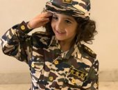 كلنا جيش مصر.. "فريدة" أصغر طفلة تشارك بالزى العسكرى فى حب مصر