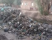 سيبها علينا.. شكوى من انتشار القمامة ومخلفات صرف بقرية ساقية أبوسقير بسوهاج