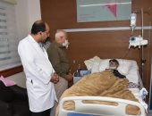 محافظ بورسعيد يزور قائد المقاومة الشعبية بحرب 56 فى المستشفى للاطمئنان عليه