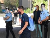 بعثة برشلونة تصل كتالونيا بعد أسوأ رحلة فى تاريخ النادى.. فيديو وصور