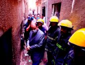 فيديو وصور.. محافظ أسيوط يتابع جهود إنقاذ سيدة من تحت أنقاض منزل منهار بحى غرب