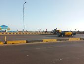 اضبط مخالفة.. شاب يعتلى سطح توكتوك يسير على كورنيش ميامى في الإسكندرية