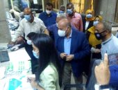 سكرتير محافظة سوهاج يتابع تلقى طلبات التصالحات بمخالفات البناء (صور)