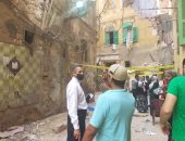 توزيع مساعدات على 13 أسرة من ضحايا انهيار عقار الجمرك بالإسكندرية .. صور 