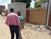 لجنة من الكهرباء تعاين الأسلاك المتسببة فى حريق شاحنة بكوم أمبو.. صور