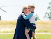 إيفانكا ترامب تنشر صورة لوالدها وهو يحمل ابنها وتعلق: "الجد وثيو"